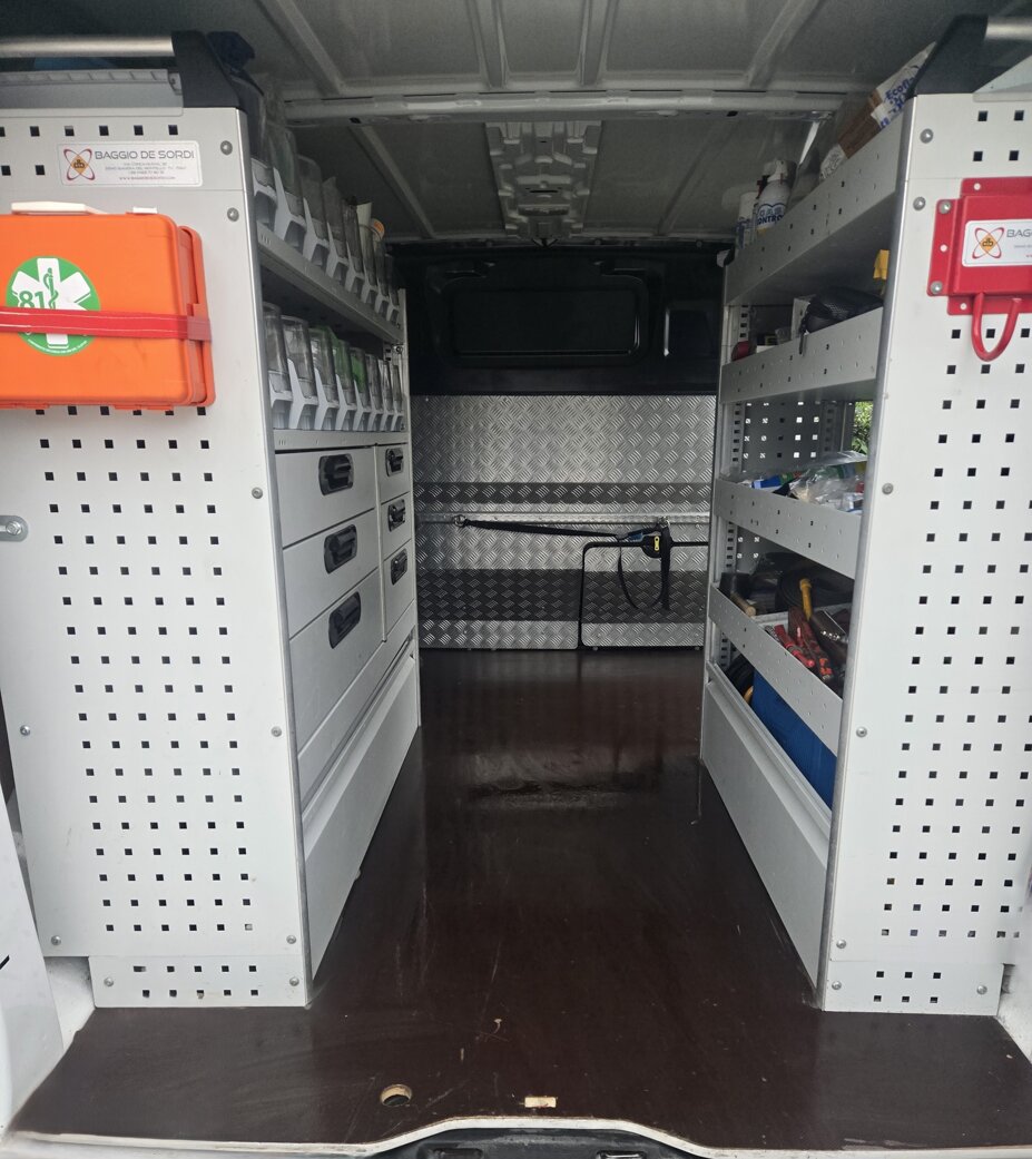 foto furgone attrezzato.jpeg foto furgone attrezzato.jpeg