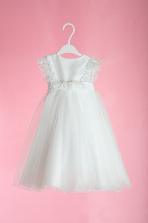abito-da-battesimo-in-tulle-ricamato-e-cinta-decorata