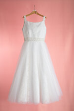 abito-da-comunione-in-pizzo-lavorato-coperto-da-toulle