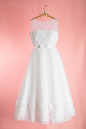 abito-da-comunione-in-toulle-con-pizzo-chantilly-e-bordo-in-pizzo-valencienne