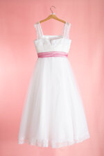 abito-da-comunione-in-toulle-raso-e-pizzo-valencienne-e-cintina-rosa