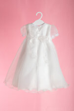 abito-da-battesimo-in-organza-con-maniche-arricciate-e-ricamato