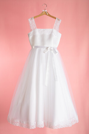 abito-da-comunione-in-toulle-raso-e-pizzo-valencienne-e-cintina-bianca