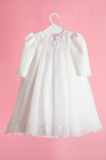 abito-da-battesimo-a-tunica-con-manica-lunga-in-chiffon-rifinito-con-merletto