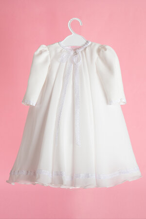 abito-da-battesimo-a-tunica-con-manica-lunga-in-chiffon-rifinito-con-merletto