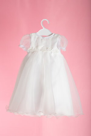 abito-da-battesimo-in-organza-con-maniche-arricciate-e-ricamato