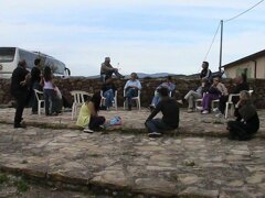 leo con jente shardana.jpeg