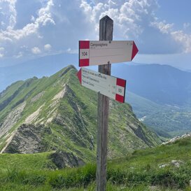 Frecce in HPL montate su palo - CAI Fivizzano