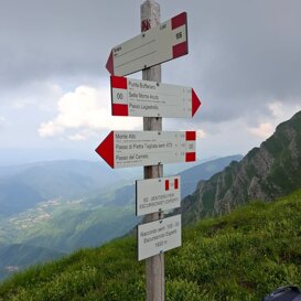 Frecce e Tabelle Località in HPL montate su palo - CAI Fivizzano