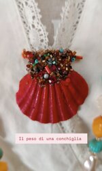 outletspilla-conchiglia-annarita-vitali-decorata-con-elementi-vintage-rossa