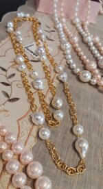 collana-con-resine-perlate-incatenate-e-inserti-di-catena