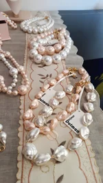 girocollo-incatenato-con-perle-scaramazze-in-resina-modello-effervescente