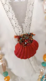 outletspilla-conchiglia-annarita-vitali-decorata-con-elementi-vintage-rossa