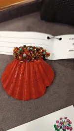 outletspilla-conchiglia-annarita-vitali-decorata-con-elementi-vintage-rossa