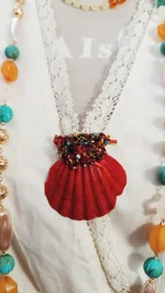 outletspilla-conchiglia-annarita-vitali-decorata-con-elementi-vintage-rossa