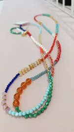 collana-infilata-con-vetri-cristalli-e-resine-gipsy