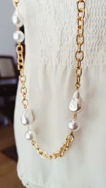 collana-con-resine-perlate-incatenate-e-inserti-di-catena