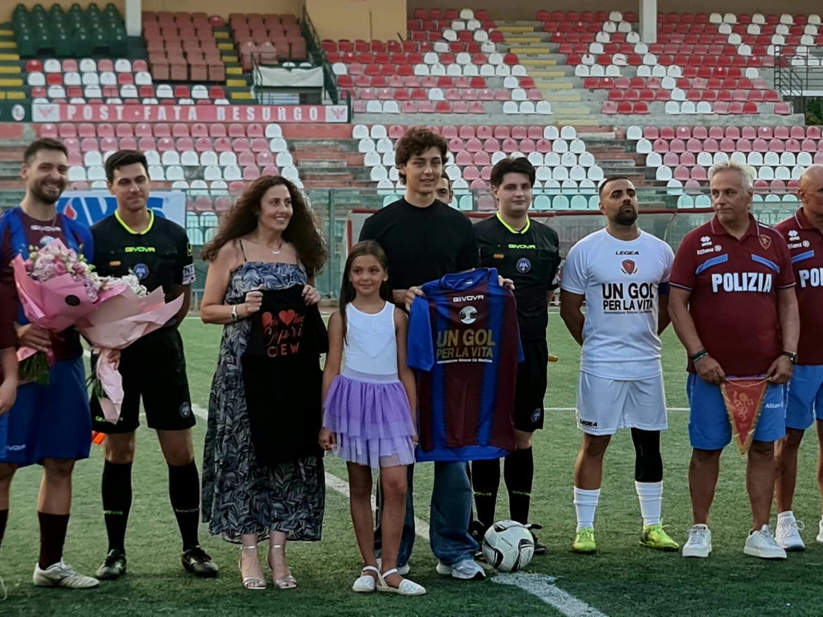 Luigi Zeno e Michelle Marino consegnano la maglia commemorativa a mamma Arca