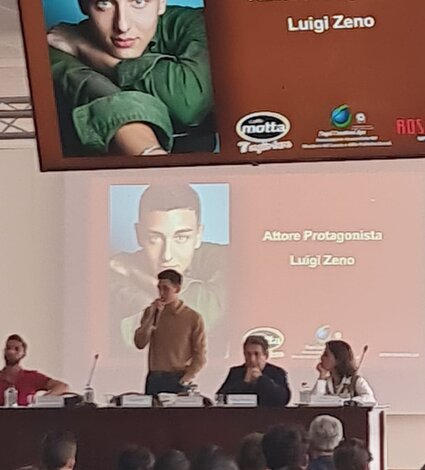 JTdCJTIyaXQlMjIlM0ElMjJhbHQlM0QlNUMlMjJMdWlnaSUyMFplbm8lMjBhbGwlRTIlODAlOTlldmVudG8lMjBQYXVzYSUyMENhZmYlQzMlQTglMjBjb250cm8lMjBpbCUyMEJ1bGxpc21vJTIwcHJvbW9zc28lMjBkYSUyMERhZ2FsJTIwQ3JlYXRpb25zJTIwQVBTJTJDJTIwcHJlc2VudGF0byUyMGRhJTIwRGFuaWVsYSUyMERlbCUyMFByZXRlJTIwY29tZSUyMFVmZmljaW8lMjBTdGFtcGElNUMlMjIlMjIlN0Q= JTdCJTIyaXQlMjIlM0ElMjJhbHQlM0QlNUMlMjJMdWlnaSUyMFplbm8lMjBhbGwlRTIlODAlOTlldmVudG8lMjBQYXVzYSUyMENhZmYlQzMlQTglMjBjb250cm8lMjBpbCUyMEJ1bGxpc21vJTIwcHJvbW9zc28lMjBkYSUyMERhZ2FsJTIwQ3JlYXRpb25zJTIwQVBTJTJDJTIwcHJlc2VudGF0byUyMGRhJTIwRGFuaWVsYSUyMERlbCUyMFByZXRlJTIwY29tZSUyMFVmZmljaW8lMjBTdGFtcGElNUMlMjIlMjIlN0Q=