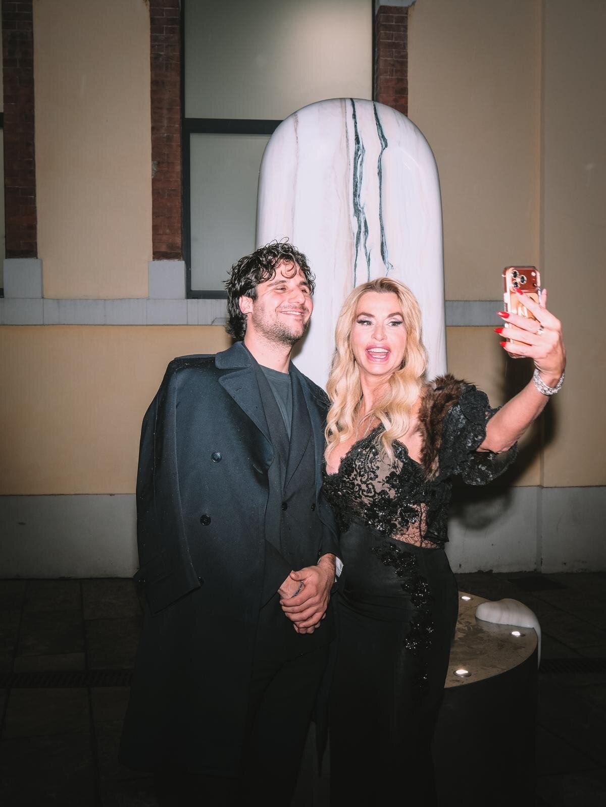 A Caserta il vernissage con Iconic Art Gallery e la partecipazione straordinaria di Valeria Marini