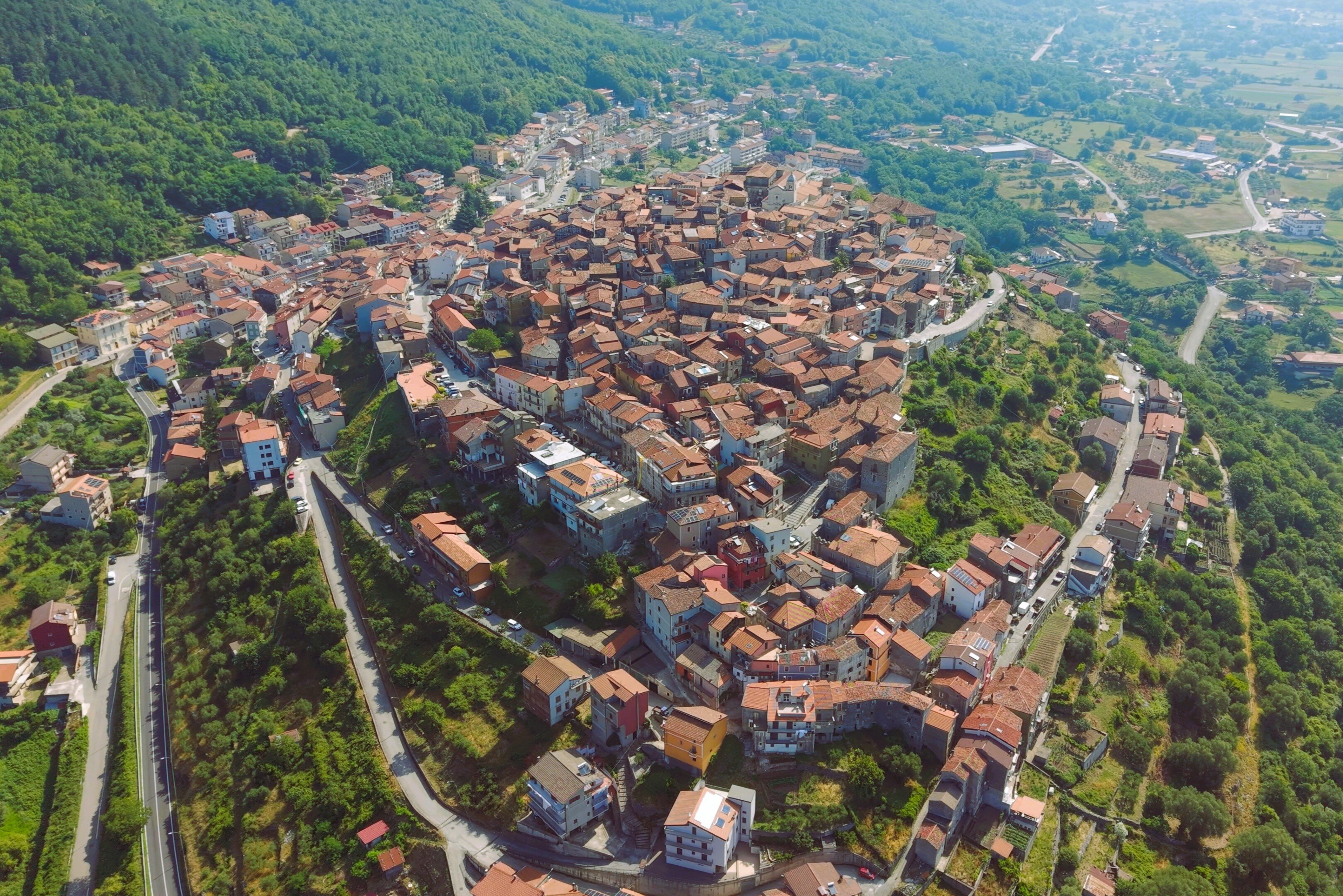 Sanza, il Borgo dell’Accoglienza si racconta: influencer, arte contemporanea e un nuovo portale turistico per valorizzare il territorio