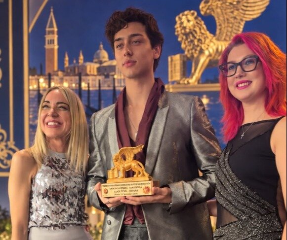 Luigi Zeno, l’attore che conquista Roma: Leone d’Oro Alato per il suo impegno contro il bullismo