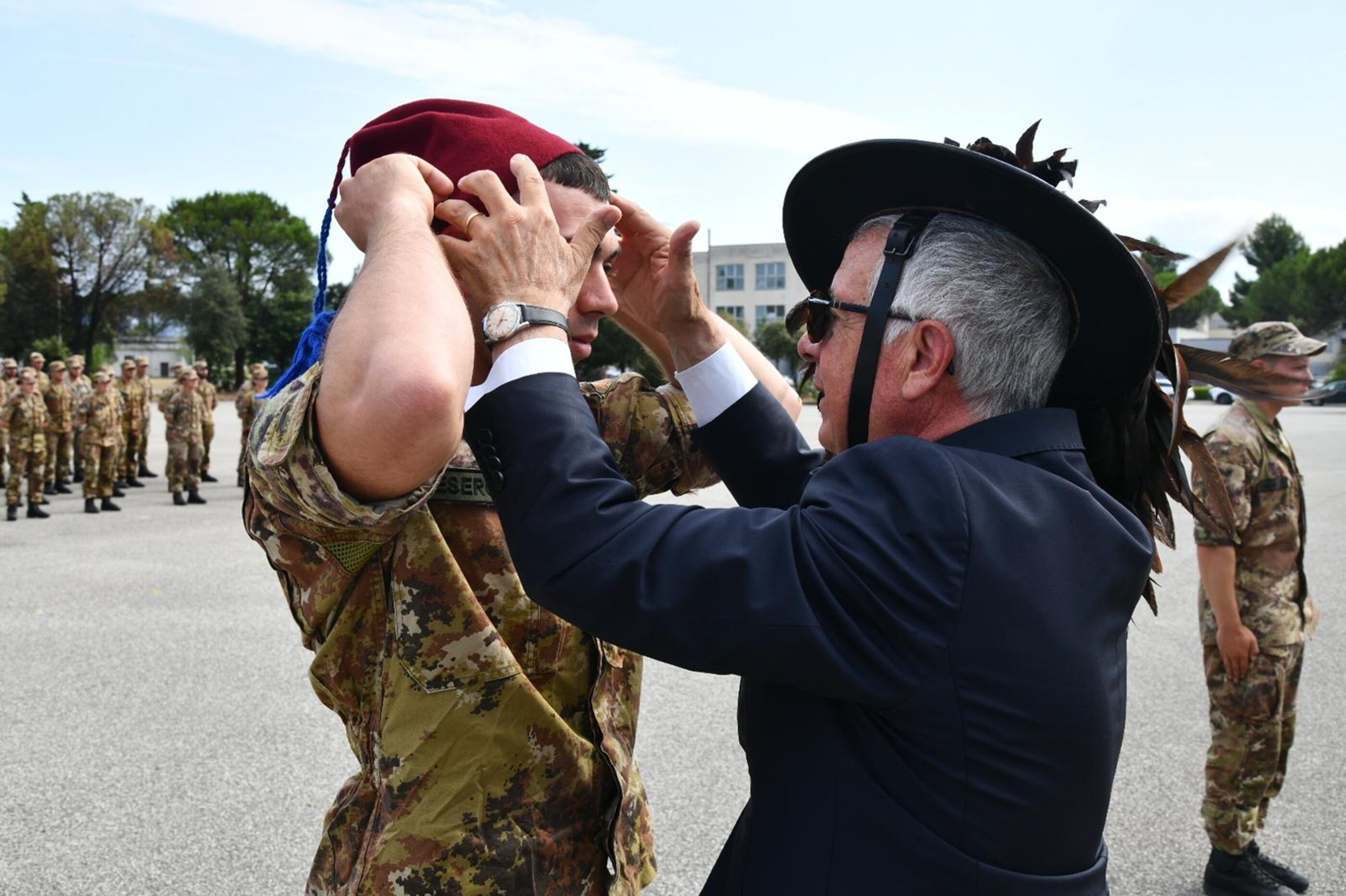 4.il-presidente-anb-interregionale-consegna-il-fez-a-un-volontario.jpeg 4.il-presidente-anb-interregionale-consegna-il-fez-a-un-volontario.jpeg