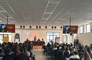 JTdCJTIyaXQlMjIlM0ElMjJhbHQlM0QlNUMlMjJMdWlnaSUyMFplbm8lMjBhbGwlRTIlODAlOTlldmVudG8lMjBQYXVzYSUyMENhZmYlQzMlQTglMjBjb250cm8lMjBpbCUyMEJ1bGxpc21vJTIwcHJvbW9zc28lMjBkYSUyMERhZ2FsJTIwQ3JlYXRpb25zJTIwQVBTJTJDJTIwcHJlc2VudGF0byUyMGRhJTIwRGFuaWVsYSUyMERlbCUyMFByZXRlJTIwY29tZSUyMFVmZmljaW8lMjBTdGFtcGElNUMlMjIlMjIlN0Q= JTdCJTIyaXQlMjIlM0ElMjJhbHQlM0QlNUMlMjJMdWlnaSUyMFplbm8lMjBhbGwlRTIlODAlOTlldmVudG8lMjBQYXVzYSUyMENhZmYlQzMlQTglMjBjb250cm8lMjBpbCUyMEJ1bGxpc21vJTIwcHJvbW9zc28lMjBkYSUyMERhZ2FsJTIwQ3JlYXRpb25zJTIwQVBTJTJDJTIwcHJlc2VudGF0byUyMGRhJTIwRGFuaWVsYSUyMERlbCUyMFByZXRlJTIwY29tZSUyMFVmZmljaW8lMjBTdGFtcGElNUMlMjIlMjIlN0Q=