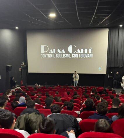 JTdCJTIyaXQlMjIlM0ElMjJhbHQlM0QlNUMlMjJMdWlnaSUyMFplbm8lMjBhbGwlRTIlODAlOTlldmVudG8lMjBQYXVzYSUyMENhZmYlQzMlQTglMjBjb250cm8lMjBpbCUyMEJ1bGxpc21vJTIwcHJvbW9zc28lMjBkYSUyMERhZ2FsJTIwQ3JlYXRpb25zJTIwQVBTJTJDJTIwcHJlc2VudGF0byUyMGRhJTIwRGFuaWVsYSUyMERlbCUyMFByZXRlJTIwY29tZSUyMFVmZmljaW8lMjBTdGFtcGElNUMlMjIlMjIlN0Q= JTdCJTIyaXQlMjIlM0ElMjJhbHQlM0QlNUMlMjJMdWlnaSUyMFplbm8lMjBhbGwlRTIlODAlOTlldmVudG8lMjBQYXVzYSUyMENhZmYlQzMlQTglMjBjb250cm8lMjBpbCUyMEJ1bGxpc21vJTIwcHJvbW9zc28lMjBkYSUyMERhZ2FsJTIwQ3JlYXRpb25zJTIwQVBTJTJDJTIwcHJlc2VudGF0byUyMGRhJTIwRGFuaWVsYSUyMERlbCUyMFByZXRlJTIwY29tZSUyMFVmZmljaW8lMjBTdGFtcGElNUMlMjIlMjIlN0Q=