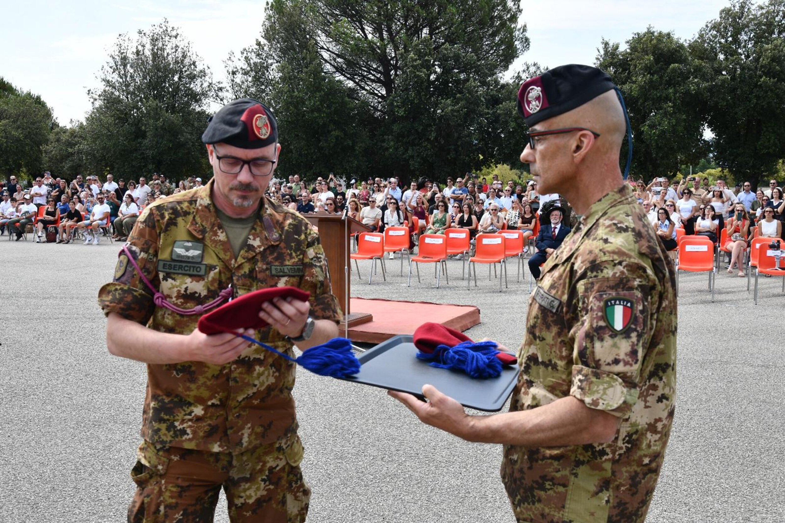 1.il-comandnate-del-1°-rgt.-bersaglieri-prepara-il-fez.jpeg 1.il-comandnate-del-1°-rgt.-bersaglieri-prepara-il-fez.jpeg