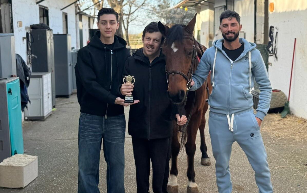 Luigi Zeno premia Davide Riccardelli: un momento di grande emozione al Centro Ippico “I Tifatini”