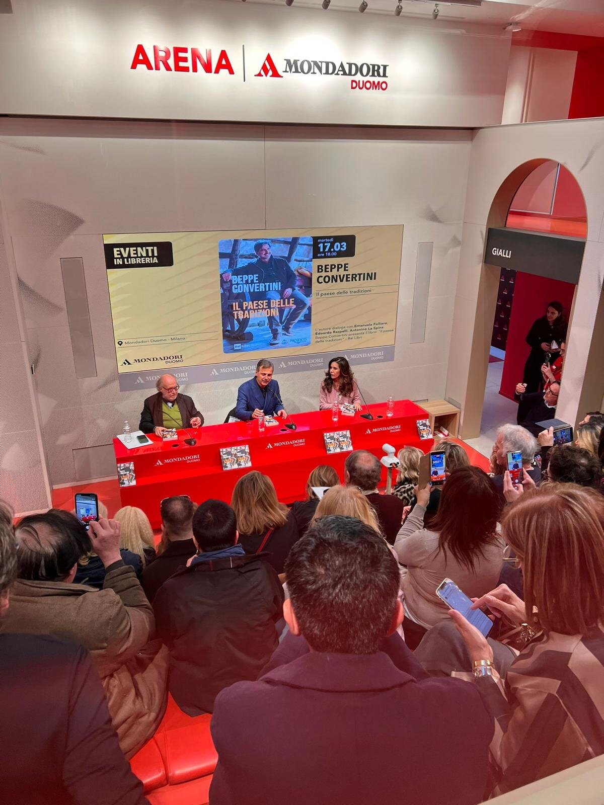 Beppe Convertini incanta la Mondadori Duomo: successo per “Il Paese delle tradizioni”