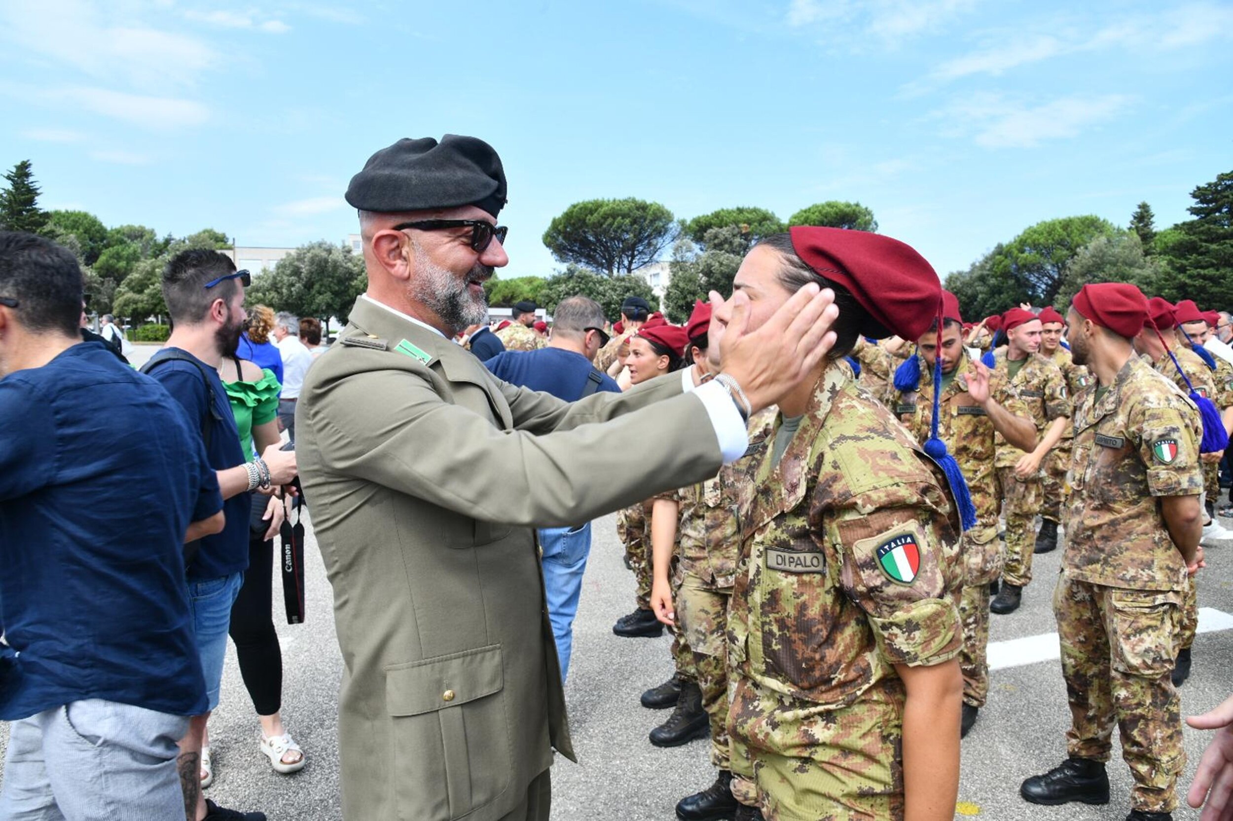 6.un-padre-consegna-il-fez-alla-figlia.jpeg 6.un-padre-consegna-il-fez-alla-figlia.jpeg