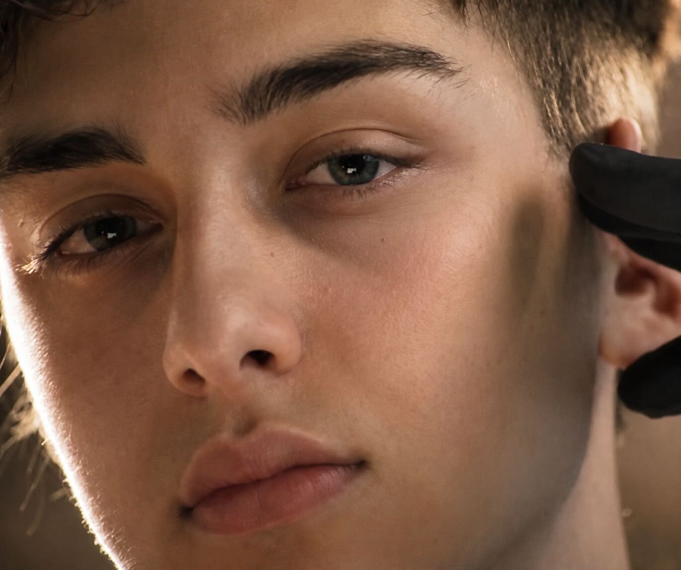 Luigi Zeno è Leonardo in Minerva La Scuola da Netflix a due set Rai 1