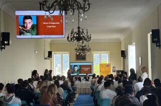 JTdCJTIyaXQlMjIlM0ElMjJhbHQlM0QlNUMlMjJMdWlnaSUyMFplbm8lMjBhbGwlRTIlODAlOTlldmVudG8lMjBQYXVzYSUyMENhZmYlQzMlQTglMjBjb250cm8lMjBpbCUyMEJ1bGxpc21vJTIwcHJvbW9zc28lMjBkYSUyMERhZ2FsJTIwQ3JlYXRpb25zJTIwQVBTJTJDJTIwcHJlc2VudGF0byUyMGRhJTIwRGFuaWVsYSUyMERlbCUyMFByZXRlJTIwY29tZSUyMFVmZmljaW8lMjBTdGFtcGElNUMlMjIlMjIlN0Q= JTdCJTIyaXQlMjIlM0ElMjJhbHQlM0QlNUMlMjJMdWlnaSUyMFplbm8lMjBhbGwlRTIlODAlOTlldmVudG8lMjBQYXVzYSUyMENhZmYlQzMlQTglMjBjb250cm8lMjBpbCUyMEJ1bGxpc21vJTIwcHJvbW9zc28lMjBkYSUyMERhZ2FsJTIwQ3JlYXRpb25zJTIwQVBTJTJDJTIwcHJlc2VudGF0byUyMGRhJTIwRGFuaWVsYSUyMERlbCUyMFByZXRlJTIwY29tZSUyMFVmZmljaW8lMjBTdGFtcGElNUMlMjIlMjIlN0Q=