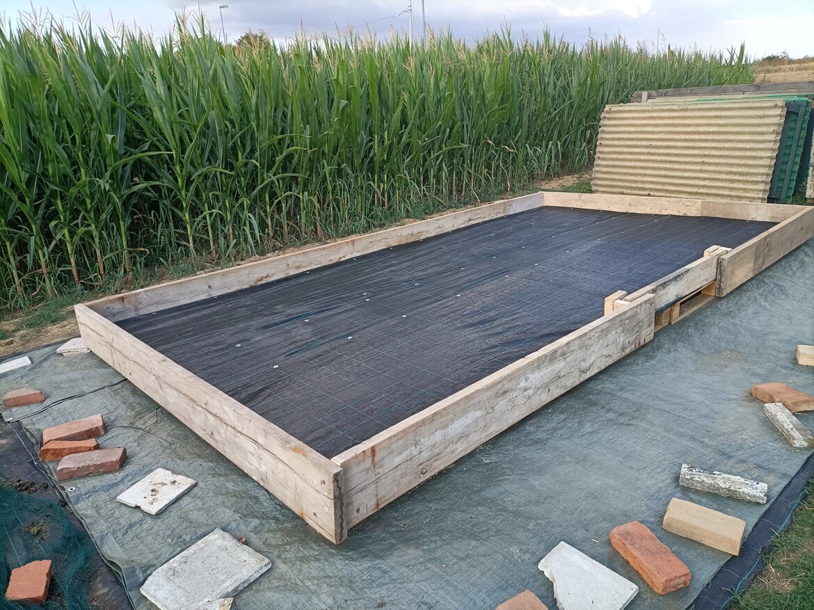 Struttura per lo stoccaggio nei mesi autunnali per avere una scorta di humus lavorabile in inverno