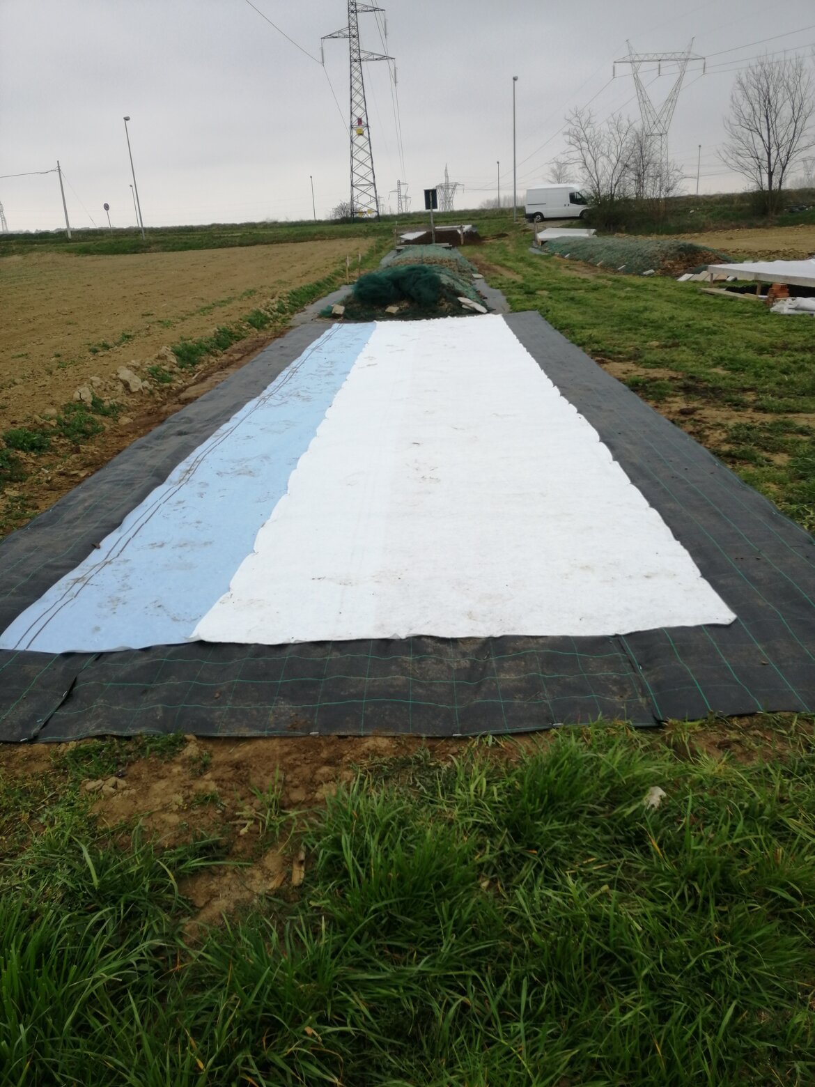 Perimetro con telo da pacciamatura all'interno tessuto non tessuto antitalpa