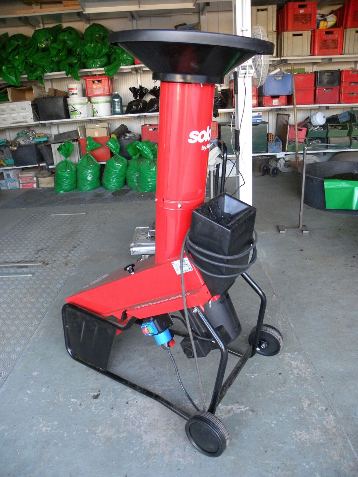 Con questo strumento tritiamo il nostro humus in granuli compresi tra i 3 e i 6 mm.