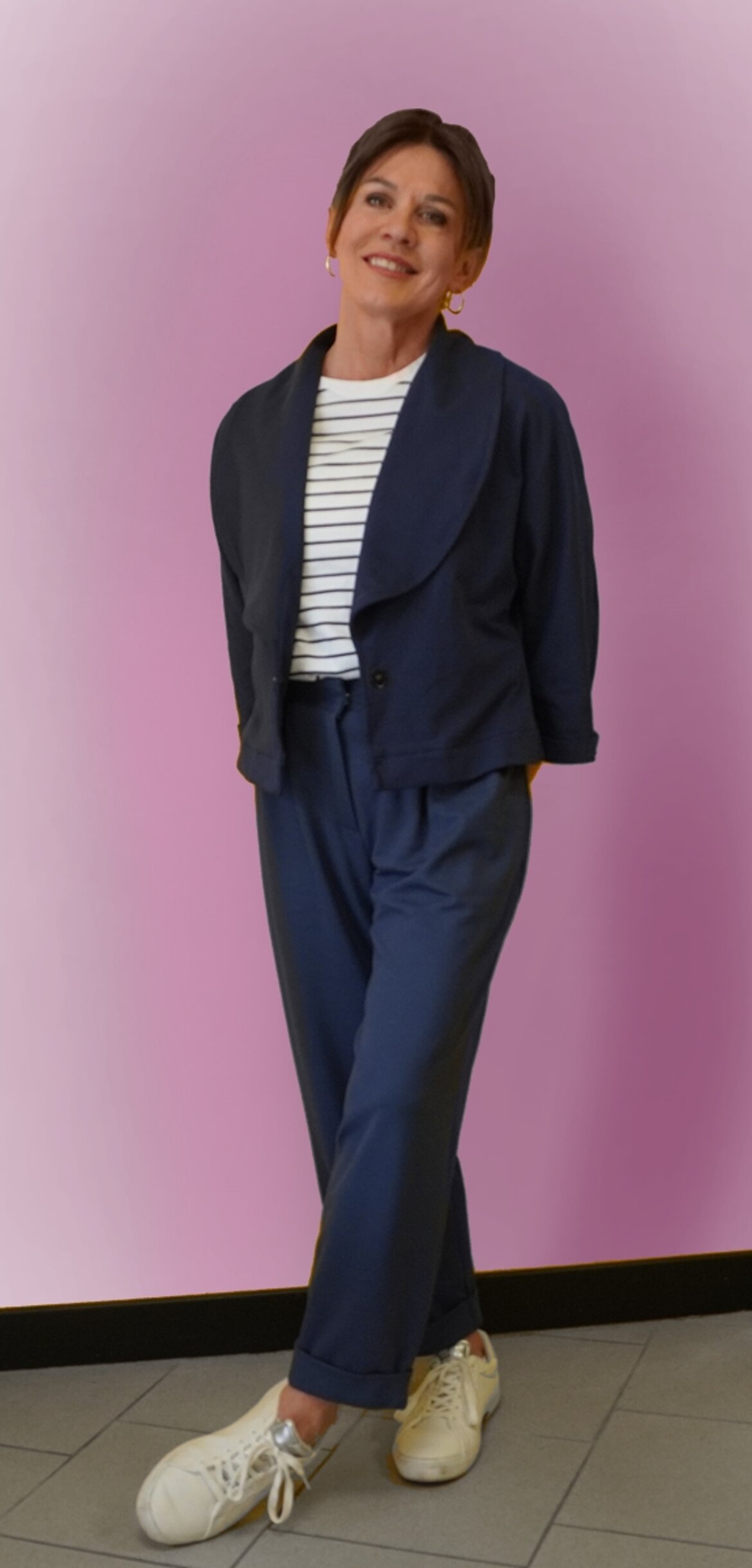 Giacchina collo a scialle e manica a kimono.Pantaloni con pieghe sul davanti e tasche inserite nelle