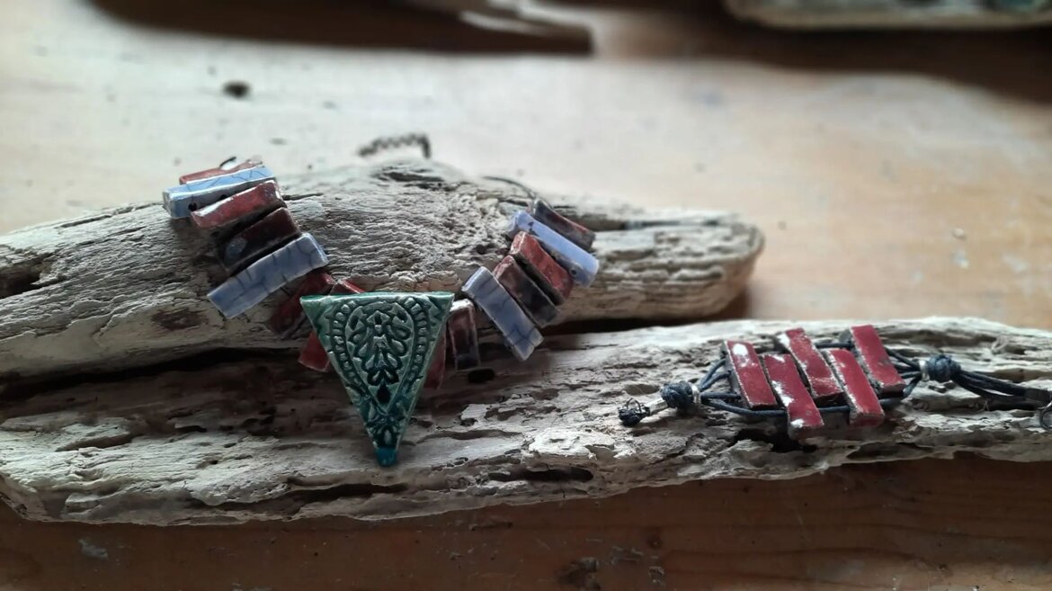 Dettaglio dei gioelli in ceramica raku