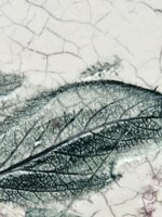 piatto-botanico-in-ceramica-raku-tracce-di-natura-diam17