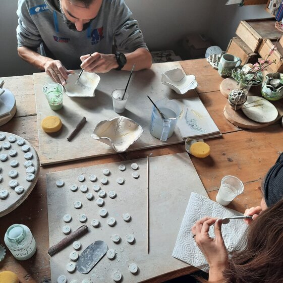 lavorazione manuale delle bomboniere in ceramica raku