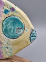 pesce-tropicale-giallo-in-ceramica-raku-su-legno-delle-cinque-terre-ceramica-raku-17x13x1