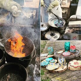 La cottura ed affumicatura finale della ceramica Raku