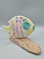 pesce-tropicale-giallo-in-ceramica-raku-su-legno-delle-cinque-terre-ceramica-raku-17x13x1