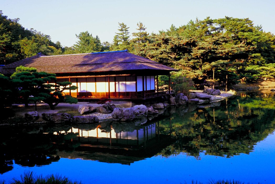 lago e pagoda giapponese