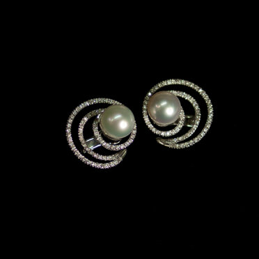 orecchini spirale realizzati in oro bianco, diamanti e perle
