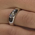 anello-solitario-a-fascia-con-diamante