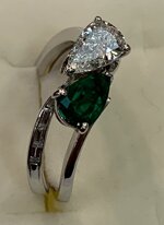 anello-contrarie-con-diamante-e-smeraldo