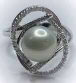 anello-con-perla-e-diamanti